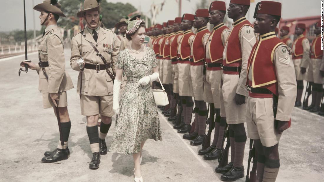 英連邦歴訪で王立西アフリカ辺境軍を閲兵するエリザベス女王＝１９５６年２月２日、ナイジェリア・カドゥナ空港/Fox Photos/Hulton Archive/Getty Images