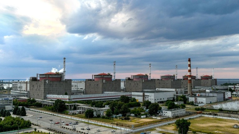 ウクライナ中南部にあるザポリージャ原子力発電所/Dmytro Smolyenko/Ukrinform/Abaca/Sipa/AP