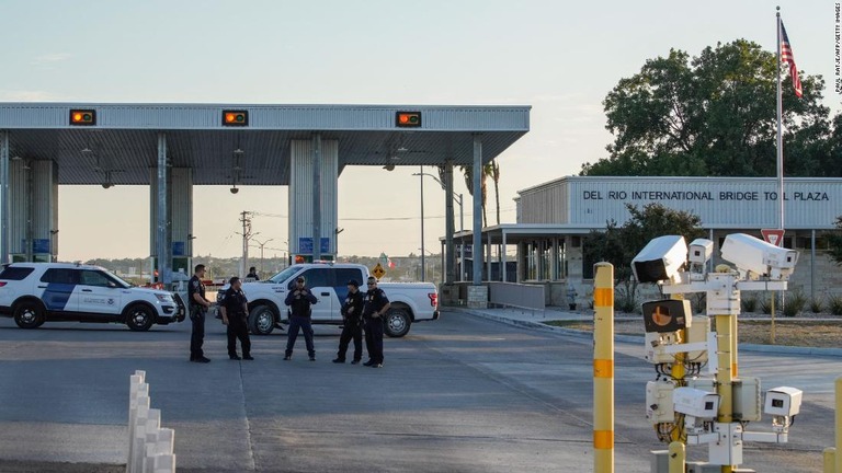 米テキサス州デルリオのメキシコ国境にある検問所/Paul Ratje/AFP/Getty Images