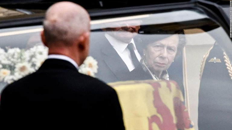 エリザベス女王の棺を見つめるアン王女＝１１日、ホリールード宮殿/Alkis Konstantinidis/Pool/AFP/Getty Images