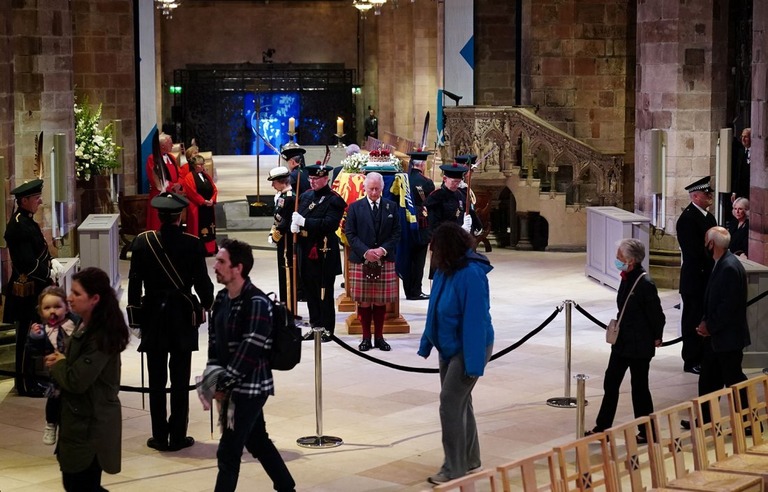 チャールズ国王やカミラ王妃などが女王の棺の周囲に立つ＝１２日/Jane Barlow/Pool/Reuters