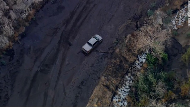 米カリフォルニア州南部の道路で土砂崩れが発生し、車が立ち往生した/Los Angeles County Fire Department