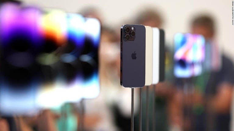 アップルの特別イベントで展示された「ｉＰｈｏｎｅ１４」＝９月７日撮影/Justin Sullivan/Getty Images