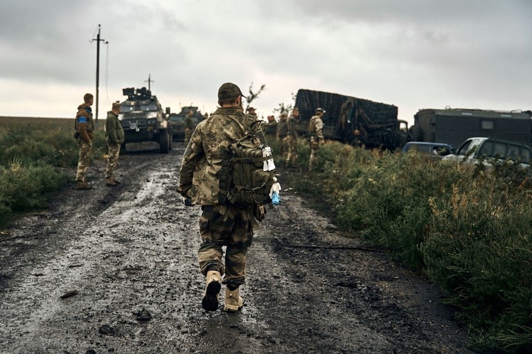 ウクライナ兵＝１２日、ウクライナ・ハリコフ地方/Kostiantyn Liberov/AP