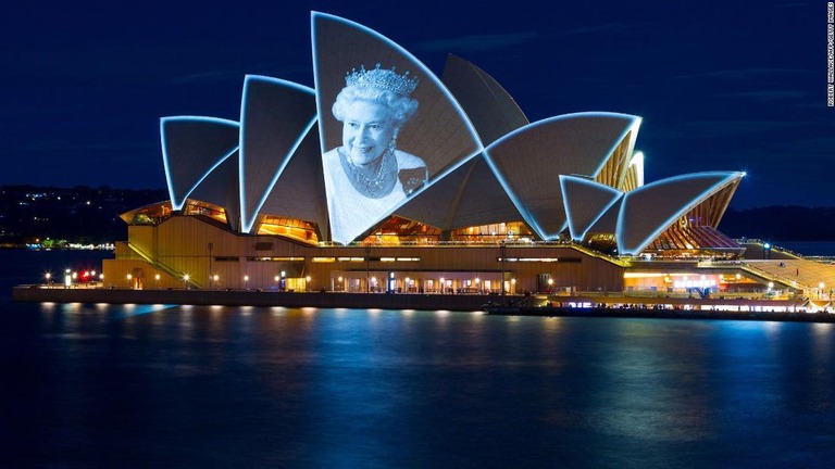オーストラリアのオペラハウスに投影されたエリザベス女王のイメージ ９日 Cnn Co Jp
