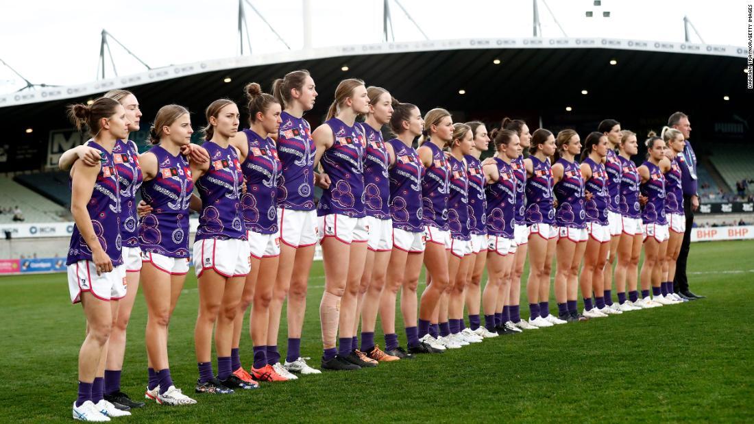 AFLWの試合前に整列するフリーマントル・ドッカーズの選手たち=9日、メルボルン/Darrian Traynor/Getty Images