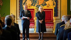 英王室一家、バッキンガム宮殿で揃ってディナー囲む