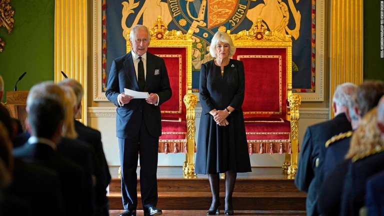 英国のチャールズ国王（左）とカミラ王妃＝１３日、英王室公邸ヒルズボロ城/NIALL CARSON/POOL/AFP via Getty Images