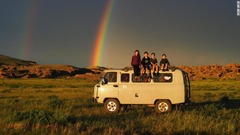 虹のかかったモンゴルの草原にて