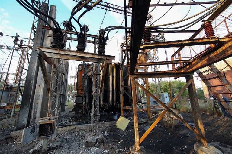 ロシア軍の攻撃によって損傷した配電所＝１２日、ウクライナ・ハルキウ州/Vyacheslav Madiyevskyy/Reuters