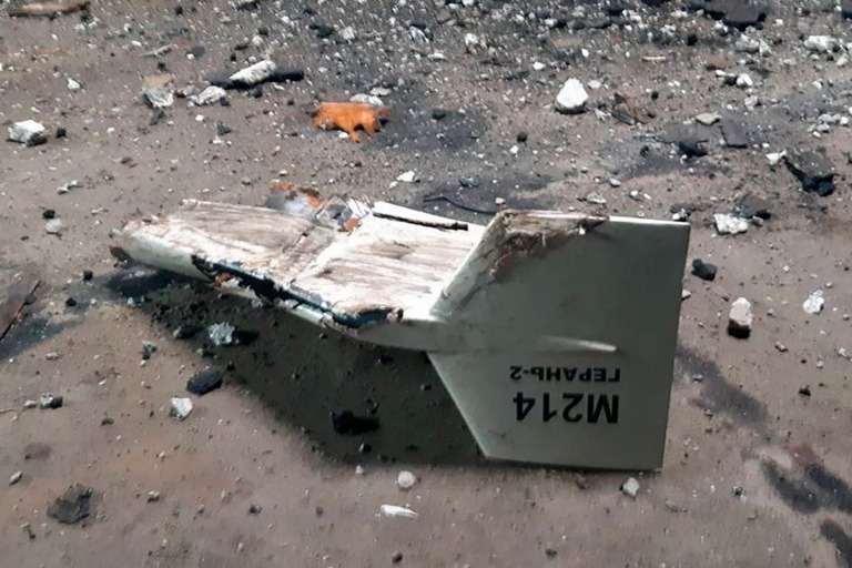 撃墜したイラン製無人機とウクライナ側が主張する物体の残がい/Ukrainian military's Strategic Communications Directorate/ Associated Press