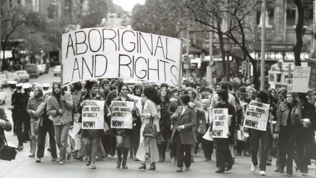 先住民の権利を求める抗議デモ＝１９７１年、メルボルン/Fairfax Media/Getty Images
