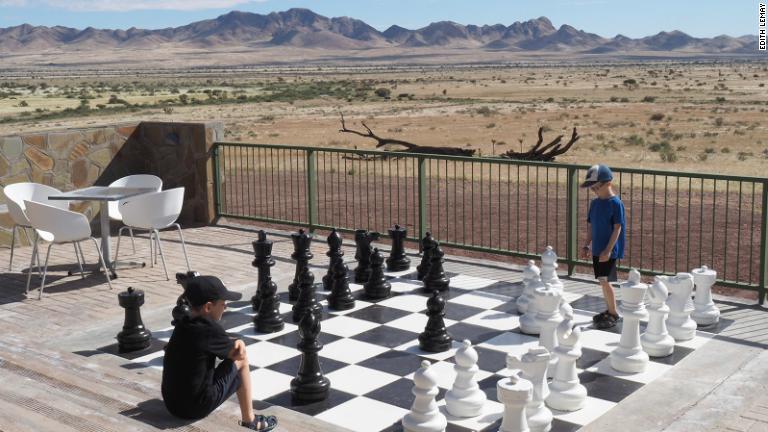 ナミビアのロッジで特大のチェスをするレオ君とコリン君/Edith Lemay