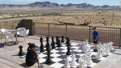 ナミビアのロッジで特大のチェスをするレオ君とコリン君