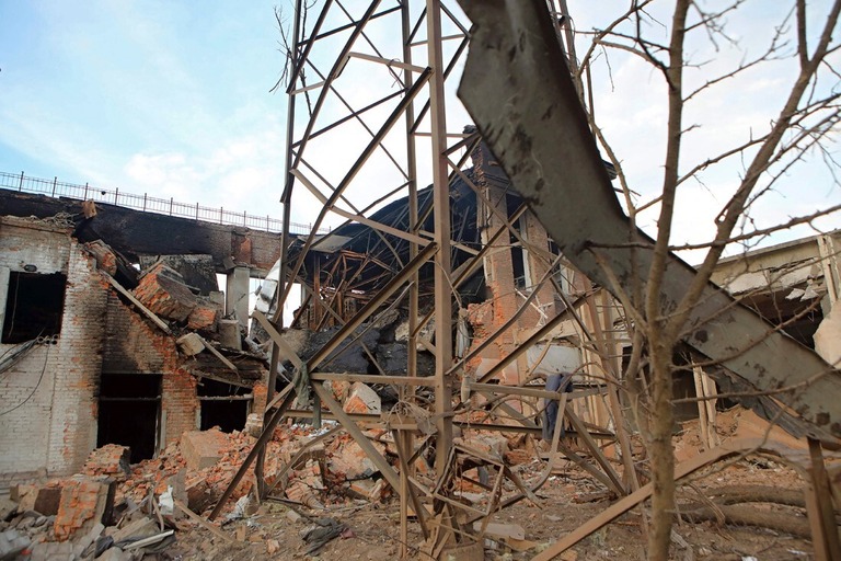 ロシアの攻撃で破壊された変電所/Vyacheslav Madiyevskyi/Ukrinform/Abaca/Sipa/Associated Press