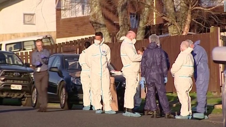 スーツケースが発見された現場で捜査を行う警察ら＝ニュージーランド・オークランド/TVNZ/Reuters