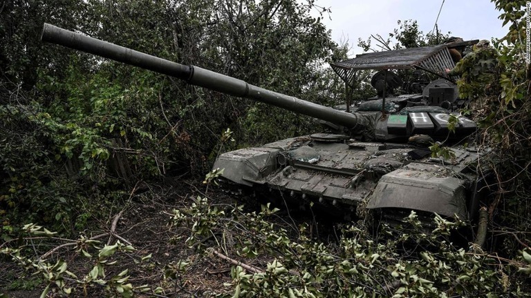 ウクライナ東部イジューム郊外の村で乗り捨てられたロシアの戦車＝１１日/Juan Barreto/AFP/Getty Images