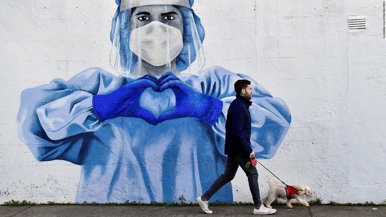 医療従事者を描いた壁＝１月１２日、アイルランド・ダブリン/Clodagh Kilcoyne/Reuters