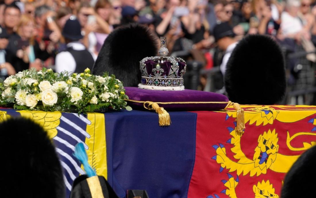 女王の棺を囲む近衛歩兵連隊/Kirsty Wigglesworth/AP