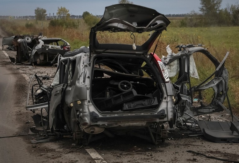道路で目撃された破壊された自家用車＝１３日、ハルキウ州バラクリヤ/Glen Garanich/Reuters