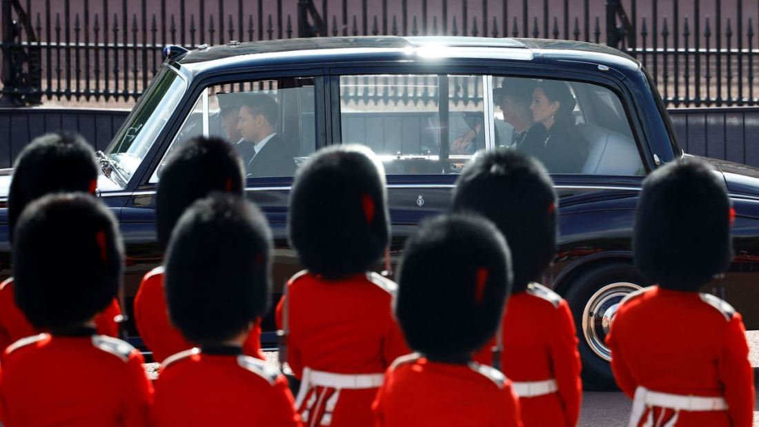 カミラ王妃とキャサリン皇太子妃が車に乗る/Sarah Meyssonnier/Reuters