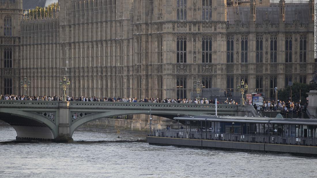 行列に並ぶ人々=14日、英ロンドン/Rasid Necati Aslim/Anadolu Agency/Getty Images