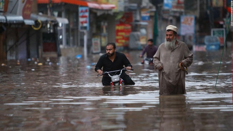 パキスタンを襲った大規模洪水には気候危機の影響がみられると、専門家が分析した/Raja Imran/AFP/Getty Images