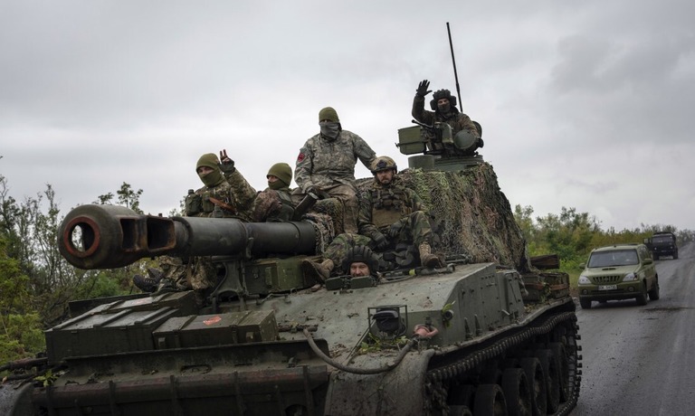 ウクライナ軍が運用する自走砲＝１４日、ウクライナ・ドネツク州/Evgeniy Maloletka/AP
