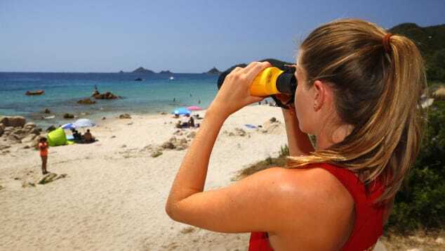 地中海の仏コルシカ島のビーチで海水浴客を見守るライフガード/PASCAL POCHARD-CASABIANCA/AFP/AFP via Getty Images