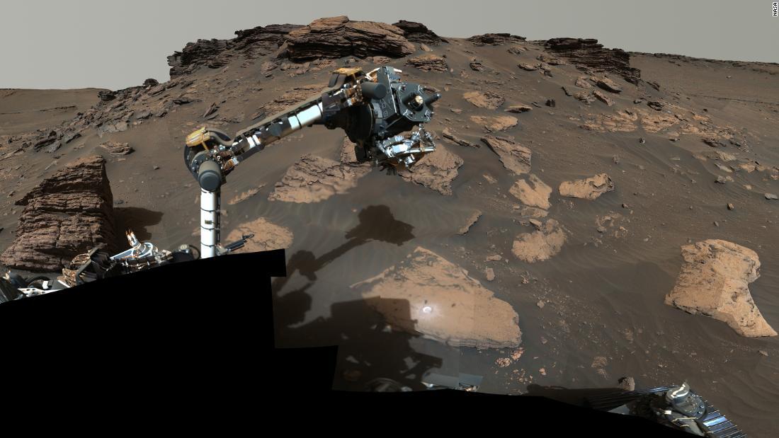 ロボットアームを使用し岩石の周辺で調査する火星探査車「パーサビアランス」
/NASA