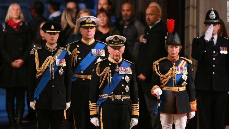英チャールズ国王をはじめとするエリザベス女王の子どもたちが棺の警護に立った/Daniel Leal/Pool/Reuters