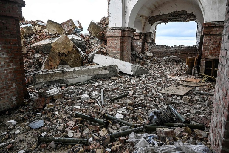 破壊されたドネツク州の村の教会。放置された弾薬が見える＝９月１３日撮影/Juan Barreto/AFP/Getty Images