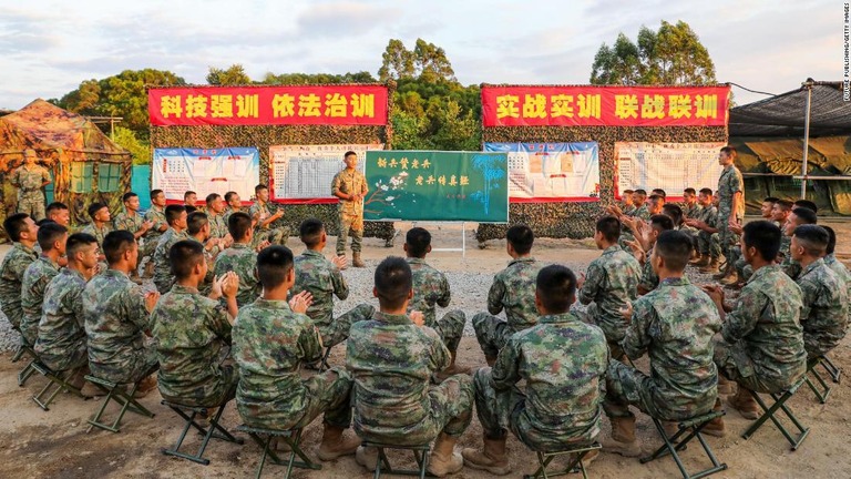 中国軍の新兵と退役軍人とが参加する行事の様子＝福建省漳州市/Future Publishing/Getty Images