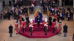 ウィリアム皇太子とヘンリー王子、棺の警護に参加
