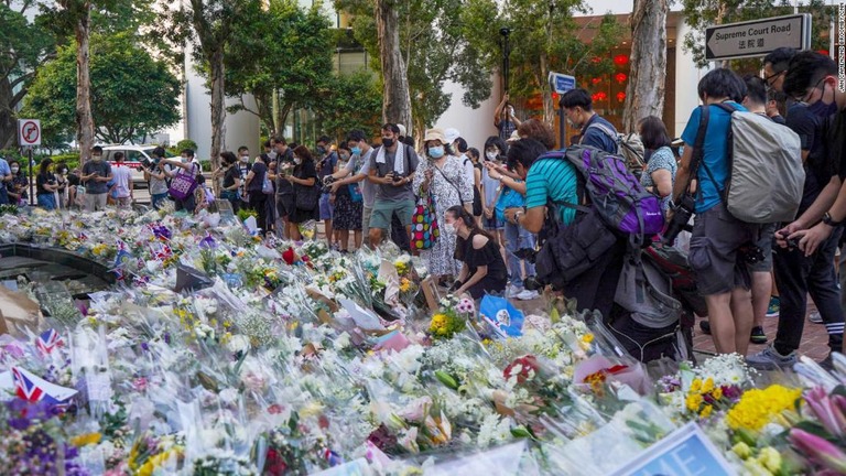 在香港英国総領事館の外に供えられた多くの花束＝９月１２日撮影/Jan Camenzind Broomby/CNN