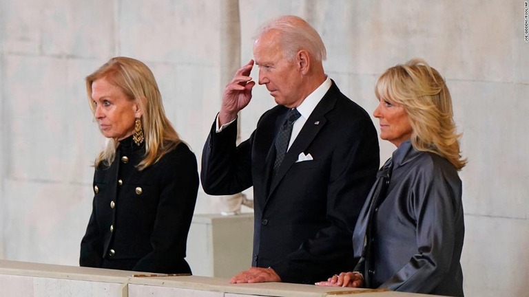 ウェストミンスター宮殿で弔意を示すバイデン大統領＝１８日、英ロンドン/Joe Giddens/Pool/AP