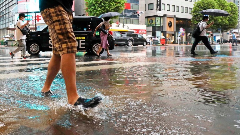 激しい雨による影響で冠水した道路＝１８日、東京都/Ichiro Ohara/The Yomiuri Shimbun/AP