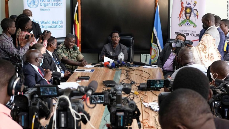記者会見でエボラ出血熱の感染例を確認するウガンダ保健省の事務次官（中央）/Hajarah Nalwadda/AP