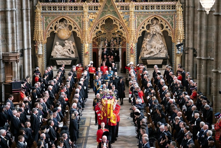 国葬を終え、ウェストミンスター寺院から運び出されるエリザベス女王のひつぎ/Danny Lawson/Pool/Reuters