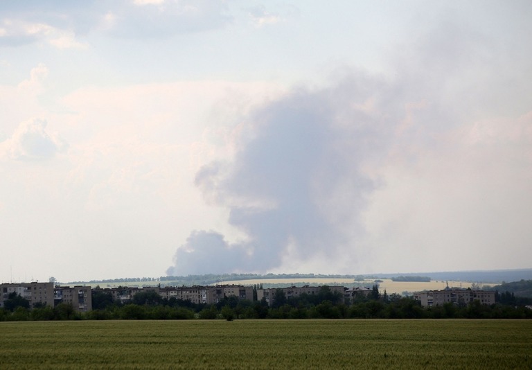 リマン市上空に立ち上る黒煙＝６月１４日/Anatolii Stepanov/AFP/Getty Images