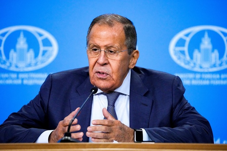 演説を行うロシアのラブロフ外相＝１９日、ロシア・モスクワ/Alexander Zemlianichenko/Reuters