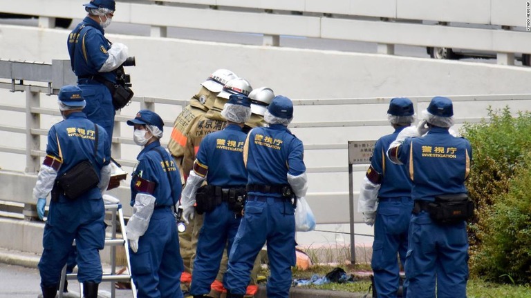 首相官邸近くの現場に出動した警察や消防/Kyodo News/AP