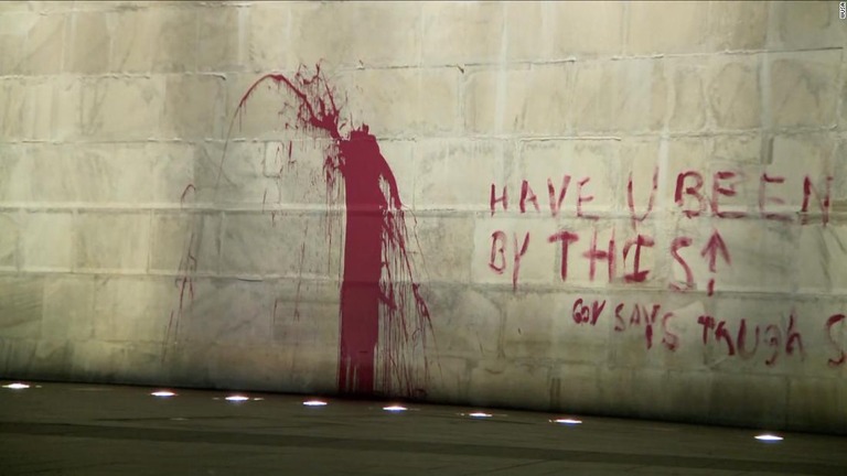 ワシントン記念塔にペンキで落書きしたとして、男が拘束された/WUSA