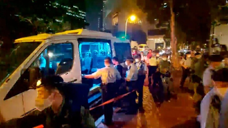 香港警察がハーモニカを吹いた男性を逮捕する様子＝１９日/AP