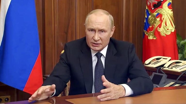 演説を行うプーチン大統領＝２１日、ロシア/(Russian Presidential Press Service/AP)