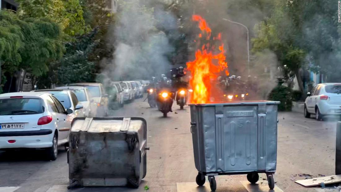 女性の死亡に対する抗議が行われ交差点で燃やされたゴミ箱＝２０日、イラン・テヘラン/AFP/Getty Images