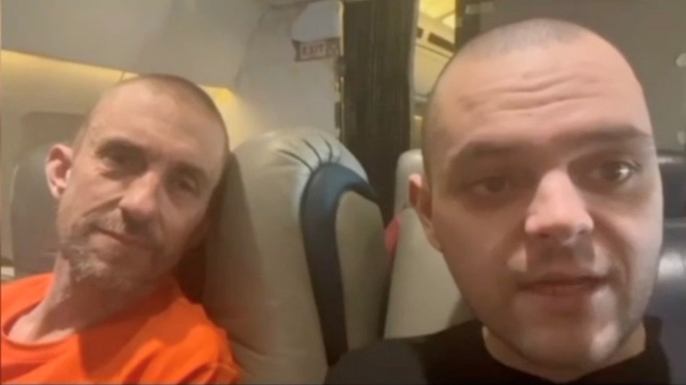 帰国する航空機内に隣り合って座るショーン・ピナー氏（左）とエイデン・アスリン氏/Джонни Johnny/Instagram
