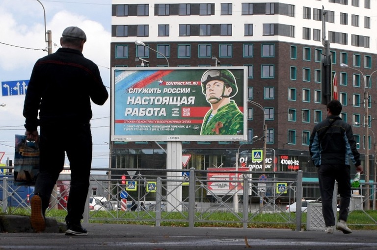 兵士のイラストを描き「国への奉仕こそ立派な仕事」と謳うサンクトペテルブルクの看板/Olga Maltseva/AFP/Getty Images