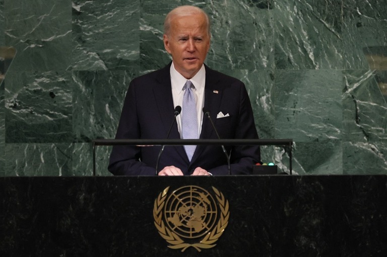 第７７回国連総会で一般討論演説に臨むバイデン米大統領＝２１日/Brendan McDermid/Reuters