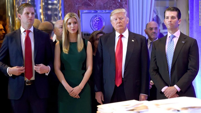 米ニューヨーク州司法当局がトランプ氏と子ども３人、トランプ・オーガニゼーションを提訴/TIMOTHY A. CLARY/AFP/Getty Images